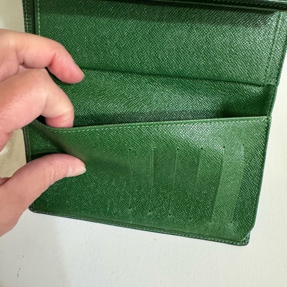 Louis Vuitton Epi GREEN Textured Wallet Like New! Authentic and Dust Bag - Picture 5 of 16